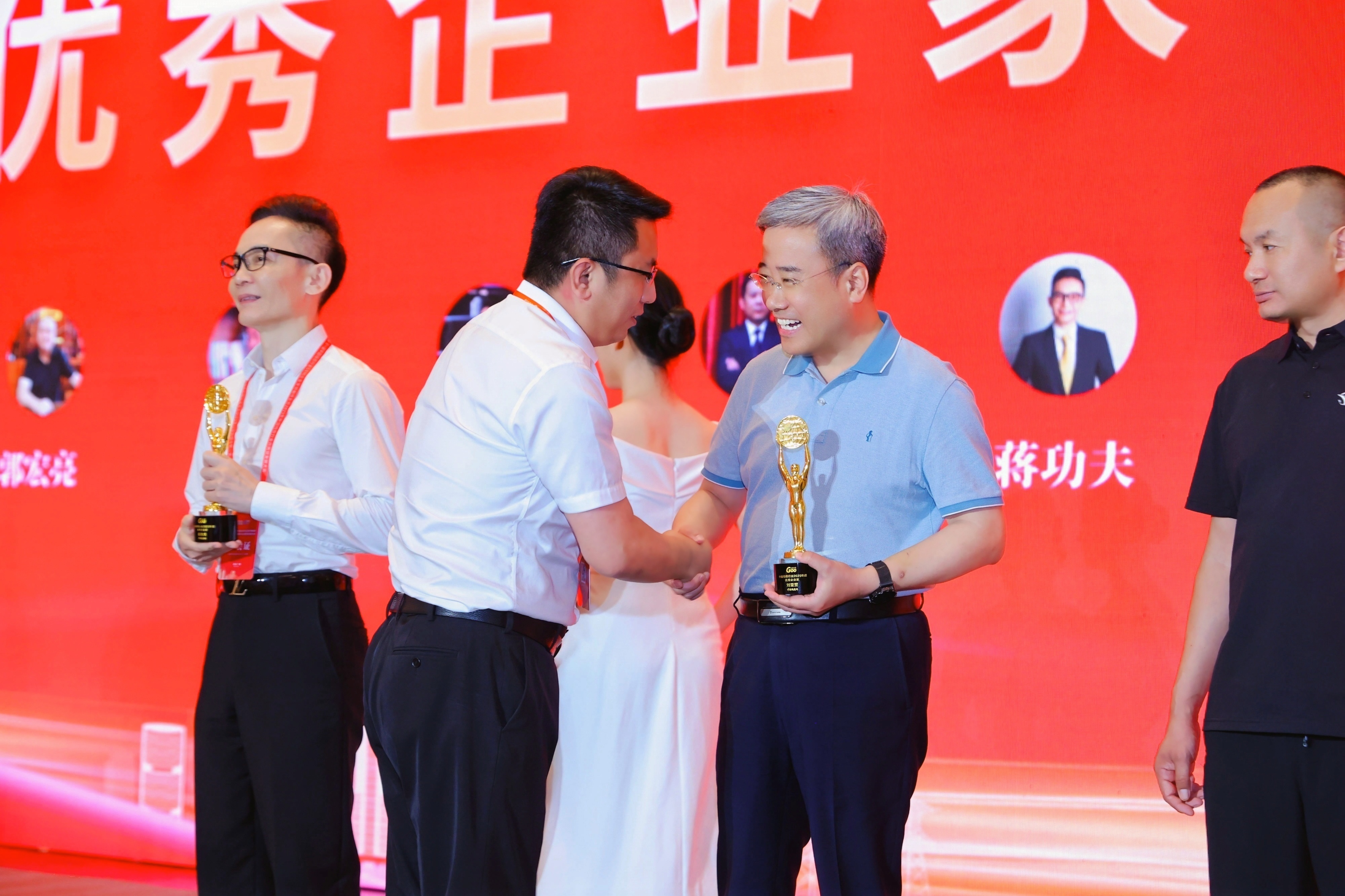 青纜副董事長(zhǎng)總經(jīng)理劉亞罡榮獲 第一屆中國(guó)線纜行業(yè)&ldquo;優(yōu)秀企業(yè)家